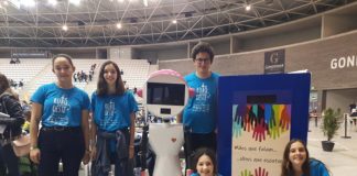 Jovens de Torres Vedras desenvolvem robô que ensina língua gestual