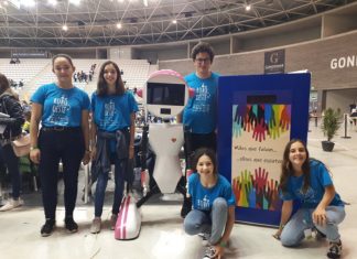 Jovens de Torres Vedras desenvolvem robô que ensina língua gestual